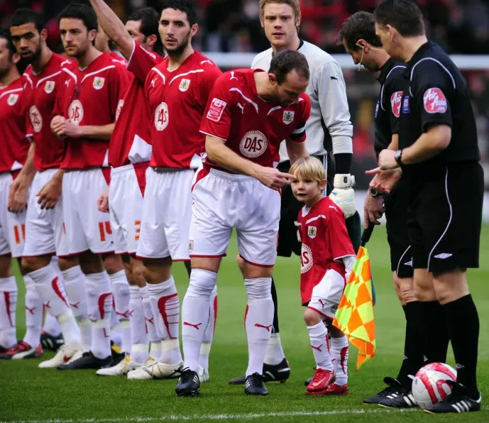 Framed Print : Bristol City vs. Reading: A 09-10 Season Showdown - The Ultimate Football Face-Off