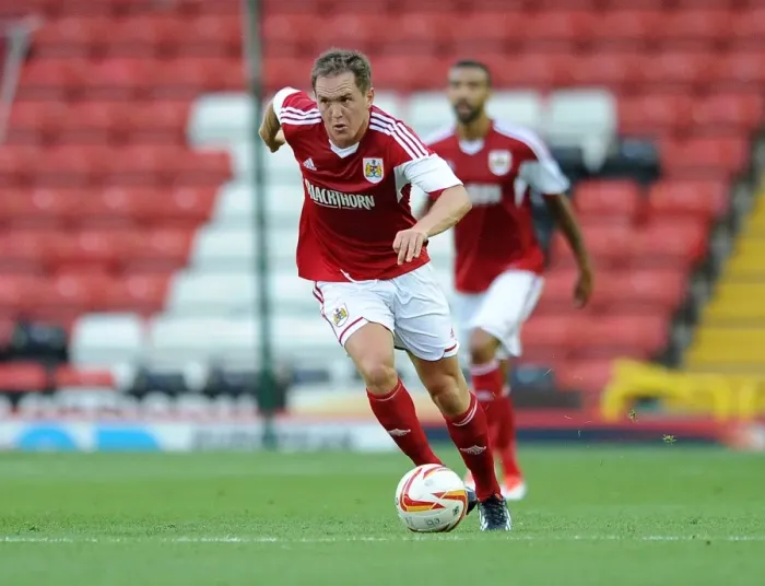 Framed Print : Bristol City vs Reading: Neil Kilkenny in Action