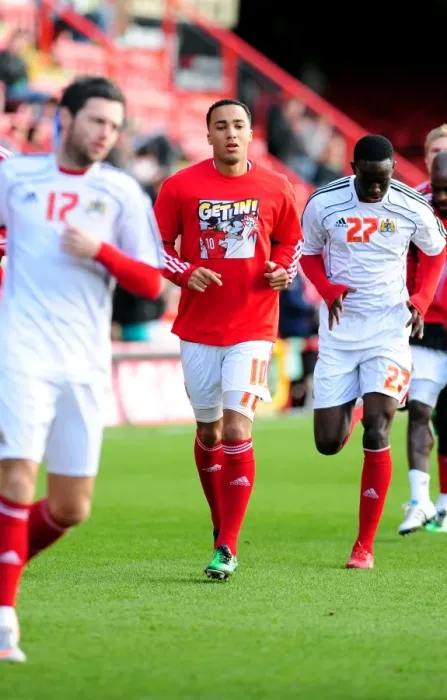 Framed Print : Bristol City vs Scunthorpe United: A Football Showdown - Season 10-11