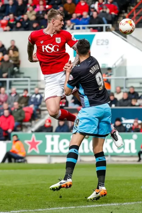 Framed Print : Bristol City vs Sheffield Wednesday Clash in Sky Bet Championship (April 2016)