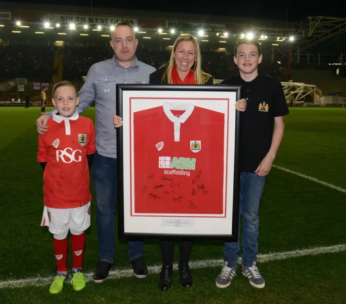 Framed Print : Bristol City vs Swindon Town: Intense Clash in Sky Bet League One (April 2015) Framed Print : Bristol City vs Swindon Town: Intense Clash in Sky Bet League One (April 2015)