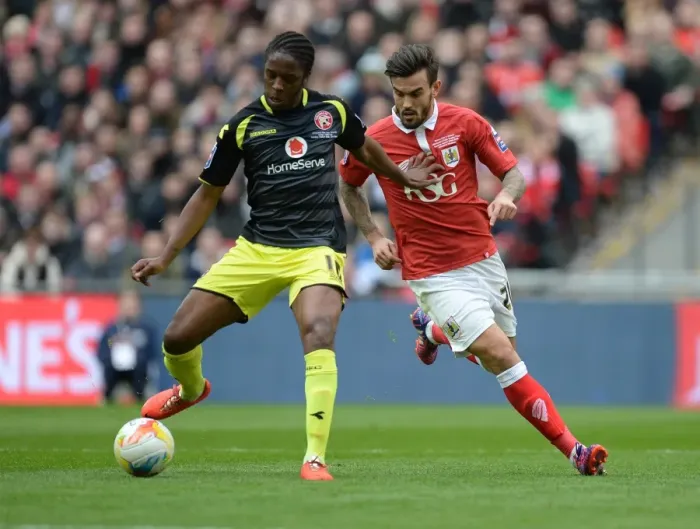 Framed Print : Bristol City vs Walsall: Intense Moment as Marlon Pack Challenges Romaine Sawyers at the Johnstone's Paint Trophy Final
