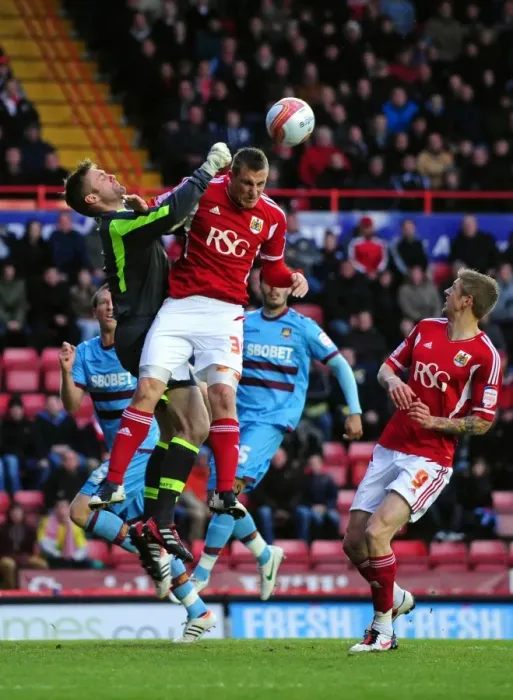 Framed Print : Bristol City vs West Ham: Chris Wood Fights for Ball over Robert Green Framed Print : Bristol City vs West Ham: Chris Wood Fights for Ball over Robert Green