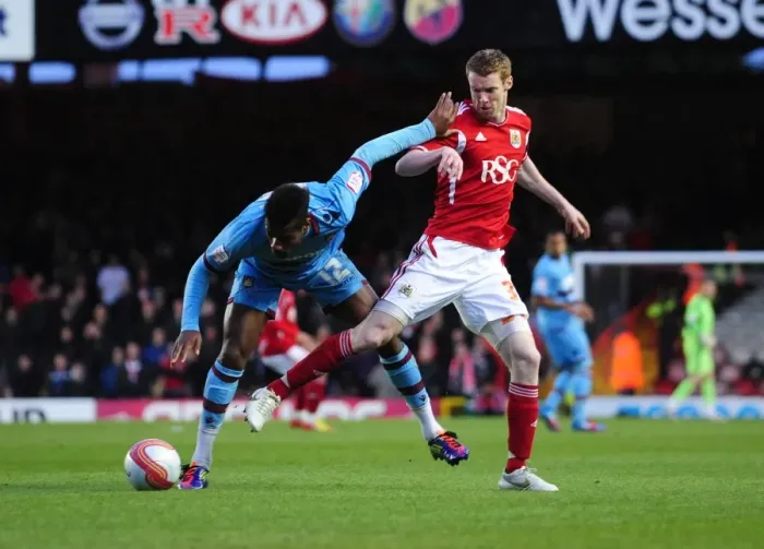 Framed Print : Bristol City vs. West Ham: Stephen Pearson vs. Ricardo Vaz Te Battle at Ashton Gate Stadium, 17th April 2012 Framed Print : Bristol City vs. West Ham: Stephen Pearson vs. Ricardo Vaz Te Battle at Ashton Gate Stadium, 17th April 2012