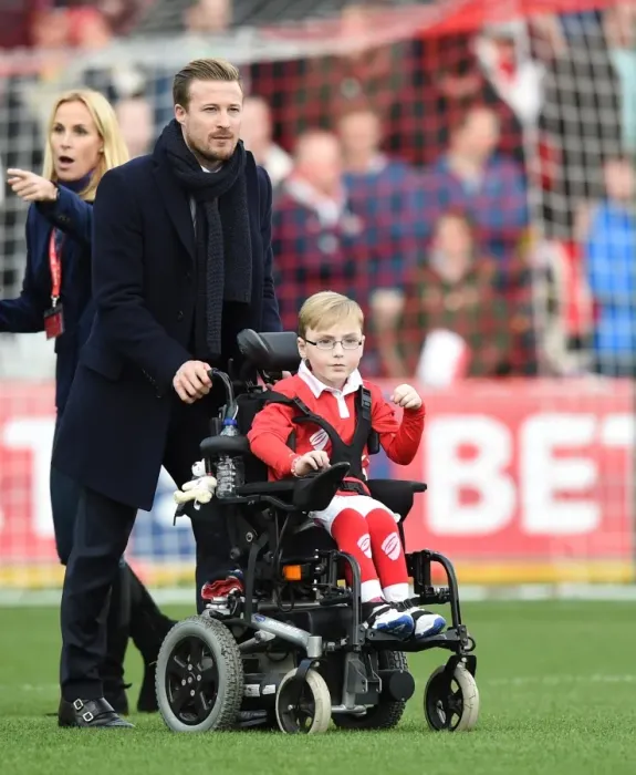 Framed Print : Bristol City: Wade Elliott Welcomes Young Oskar Pycroft to Ashton Gate Framed Print : Bristol City: Wade Elliott Welcomes Young Oskar Pycroft to Ashton Gate