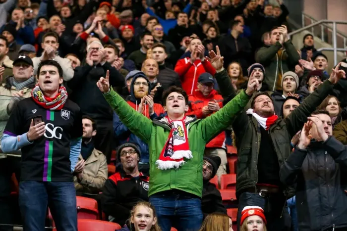 Framed Print : Bristol City's 4-0 Victory: Fans Celebrate David Cotterill's Penalty at Ashton Gate