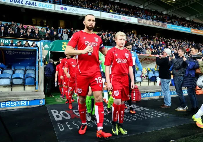 Framed Print : Bristol City's Aaron Wilbraham and Mascot Prepare for Huddersfield Clash, Sky Bet Championship (10.12.16)