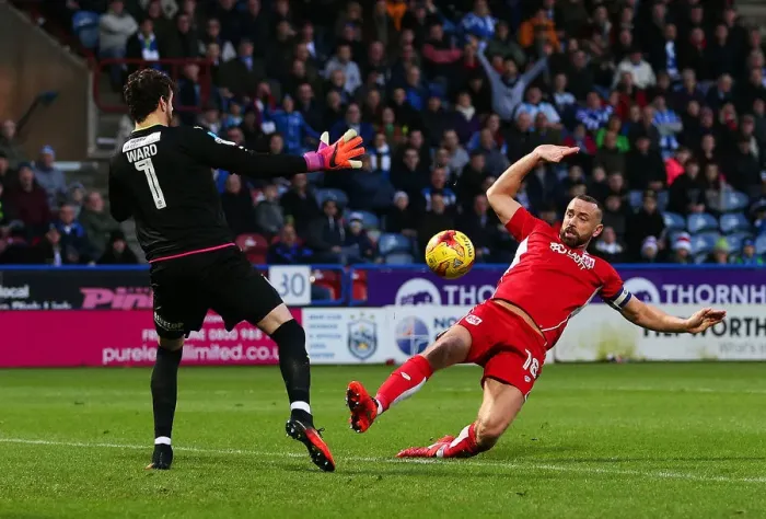 Framed Print : Bristol City's Aaron Wilbraham Sets Up Tammy Abraham's Equalizer Against Huddersfield Town (10.12.16)