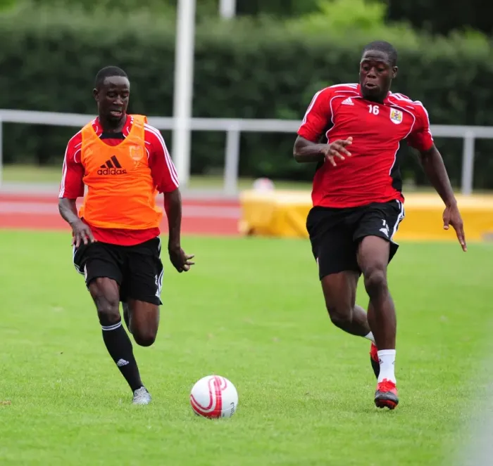 Framed Print : Bristol Citys Albert Adomah battles for the ball with Bristol Citys John Akinde Framed Print : Bristol Citys Albert Adomah battles for the ball with Bristol Citys John Akinde