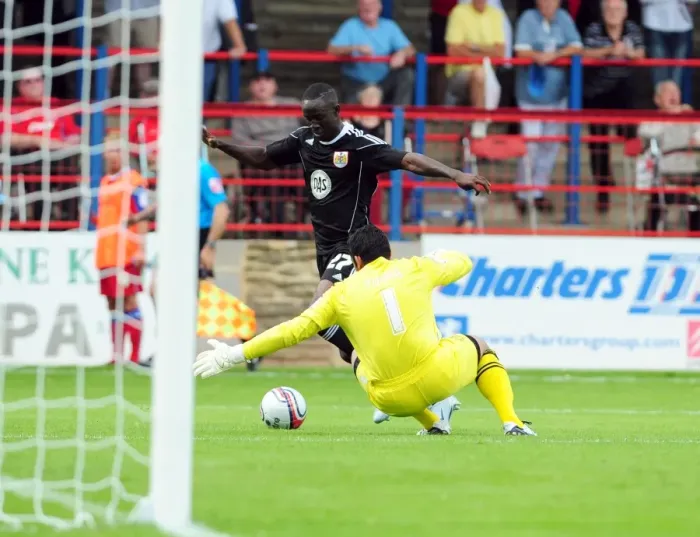 Framed Print : Bristol Citys Albert Adomah is denied by Aldershot keeper Jamie Young Framed Print : Bristol Citys Albert Adomah is denied by Aldershot keeper Jamie Young
