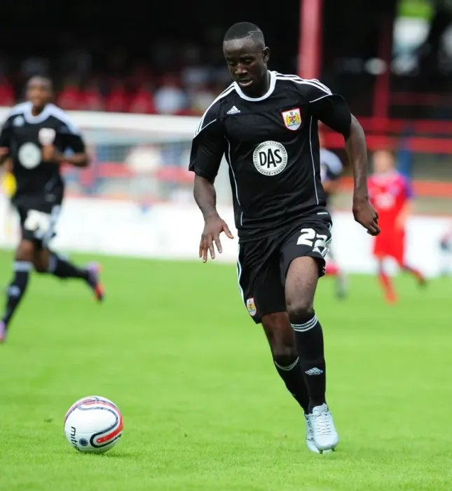 Framed Print : Bristol City's Albert Adomah: Determination on the Field Framed Print : Bristol City's Albert Adomah: Determination on the Field
