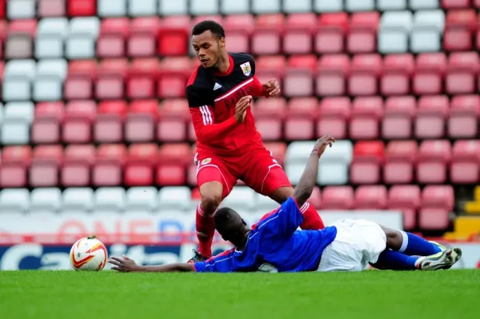 Framed Print : Bristol City's Amadi-Holloway Outsmarts Ipswich's Kourouma