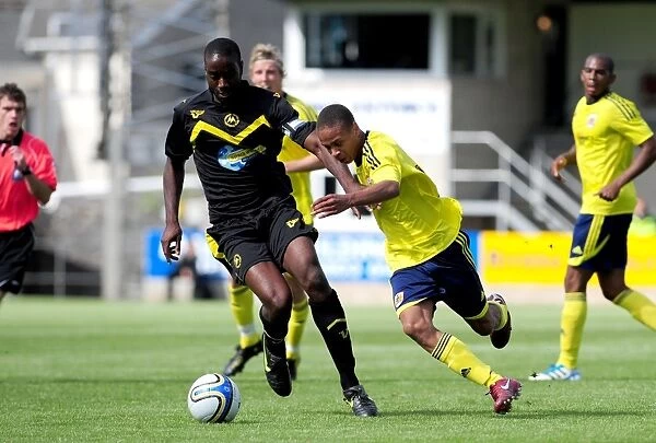 Bristol Citys Bobby Reid attempts to race pass the Torquay defence