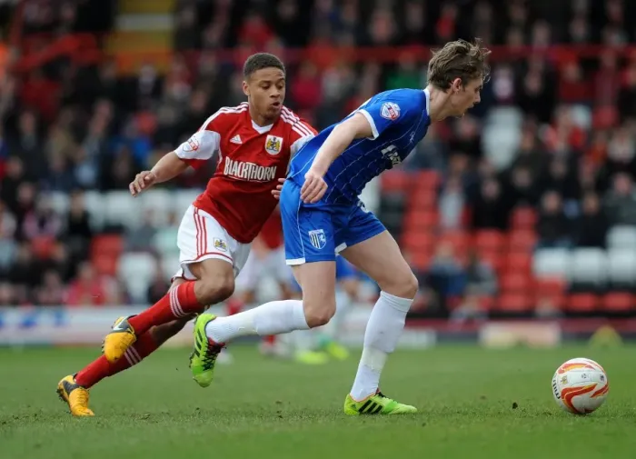 Framed Print : Bristol City's Bobby Reid Chases Down Elliott Hewitt in Sky Bet League One Clash Framed Print : Bristol City's Bobby Reid Chases Down Elliott Hewitt in Sky Bet League One Clash