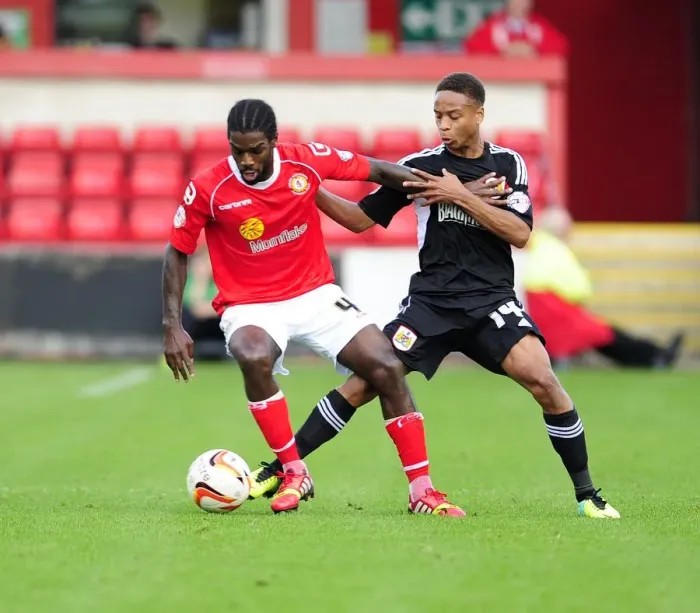 Framed Print : Bristol City's Bobby Reid vs Crewe Alexandria's Anthony Grant: A Battle for Ball Possession, October 2013 Framed Print : Bristol City's Bobby Reid vs Crewe Alexandria's Anthony Grant: A Battle for Ball Possession, October 2013