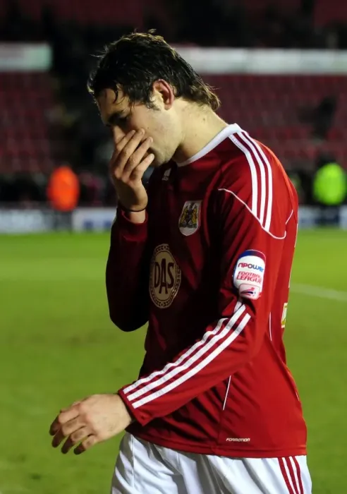 Framed Print : Bristol City's Brett Pitman Departure: A Dejected Moment at Ashton Gate in FA Cup Match against Sheffield Wednesday (08 / 01 / 2011)