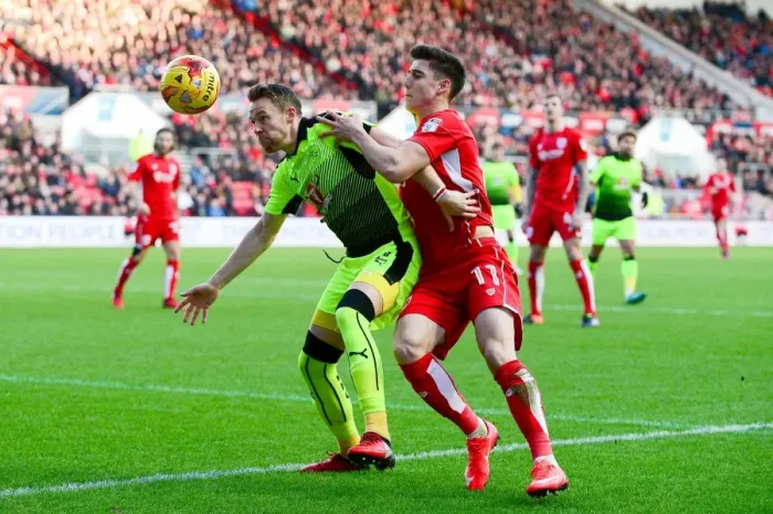 Framed Print : Bristol City's Callum O'Dowda Closes In on Reading's Chris Gunter at Ashton Gate, 2017