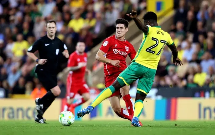 Framed Print : Bristol City's Callum O'Dowda Outpaces Norwich City's Alexander Tettey during Sky Bet Championship Clash
