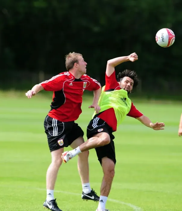 Framed Print : Bristol Citys David Clarkson challenges for the ariel ball with Bristol Citys Paul Hartley