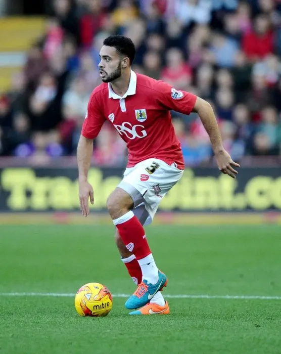 Framed Print : Bristol City's Derrick Williams in Action against Oldham Athletic (November 2014) Framed Print : Bristol City's Derrick Williams in Action against Oldham Athletic (November 2014)