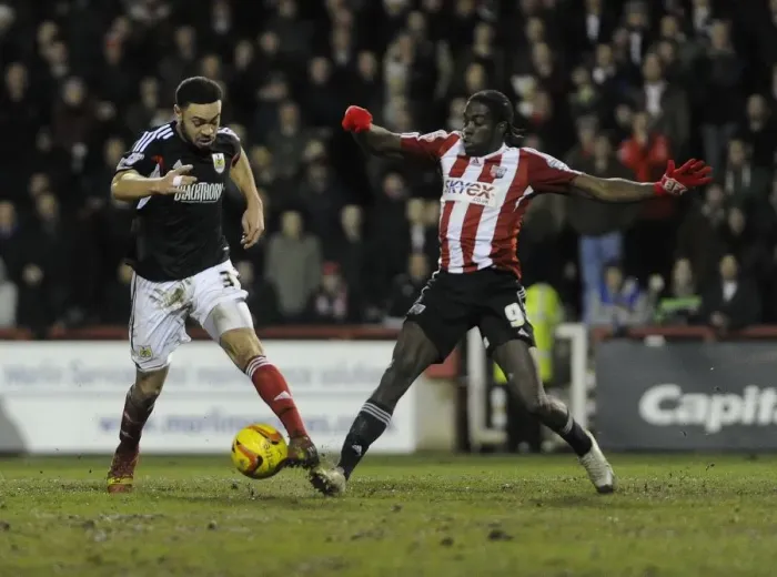 Framed Print : Bristol City's Derrick Williams and Brentford's Clayton Donaldson Battle for the Ball in Sky Bet League One Clash at Griffin Park, January 2014