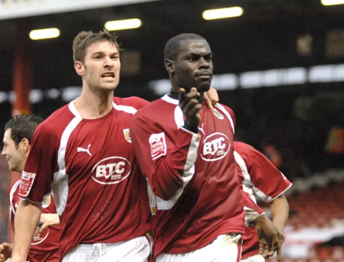 Framed Print : Bristol City's Enoch Showunmi and Jamie McCombe Clash in Action Against Barnsley