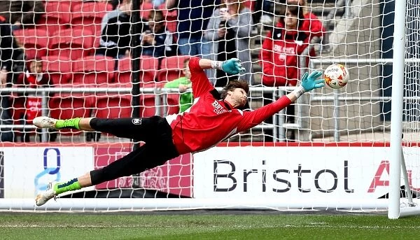 Bristol City's Fabian Giefer in Action during Sky Bet Championship Match against Queens Park Rangers (April 2017)