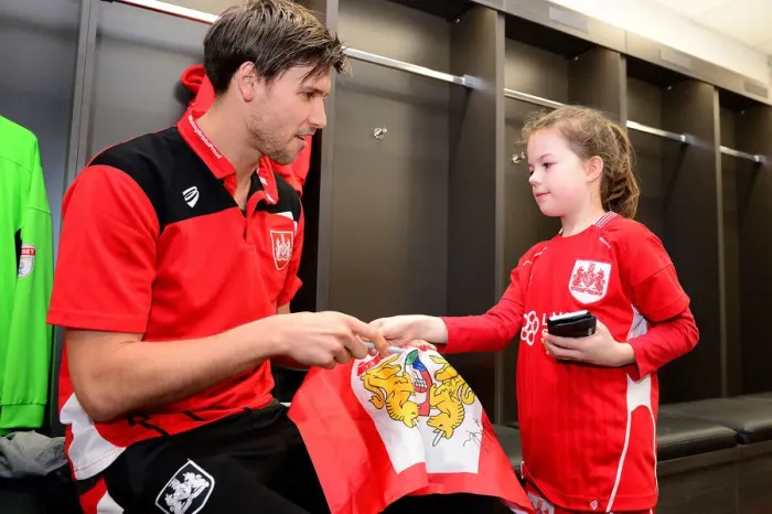 Framed Print : Bristol City's Fabian Giefer Signs Autographs for Mascot Before Fulham Match Framed Print : Bristol City's Fabian Giefer Signs Autographs for Mascot Before Fulham Match