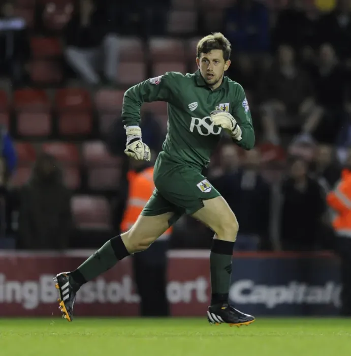 Framed Print : Bristol City's Frank Fielding in Action: Bristol City vs Oxford United, Capital One Cup First Round, Ashton Gate