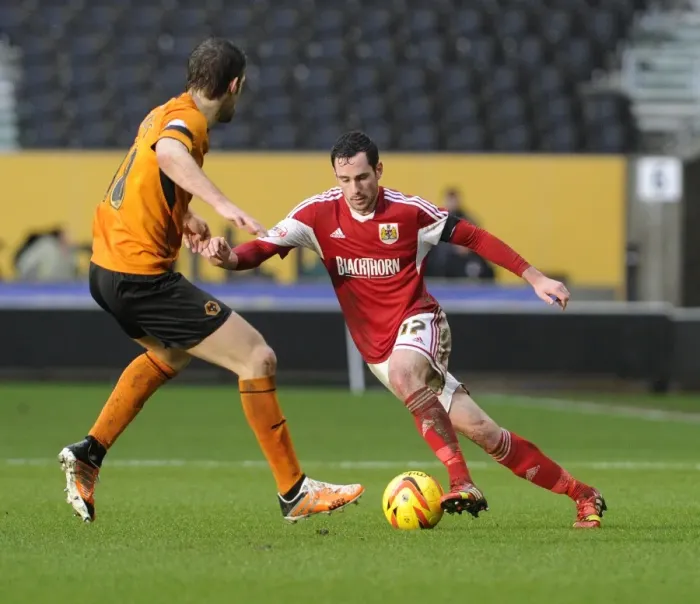 Framed Print : Bristol City's Greg Cunningham Charges Forward Against Wolverhampton Wanderers Sam Ricketts in Sky Bet League One Clash Framed Print : Bristol City's Greg Cunningham Charges Forward Against Wolverhampton Wanderers Sam Ricketts in Sky Bet League One Clash