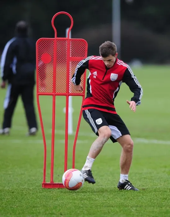 Framed Print : Bristol City's Henry Muggeridge in Deep Focus during Training