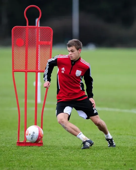 Framed Print : Bristol City's Henry Muggeridge in Deep Focus during Training