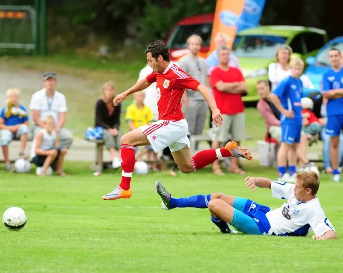 Framed Print : Bristol Citys Ivan Sproule skips past the Vallens defence Framed Print : Bristol Citys Ivan Sproule skips past the Vallens defence