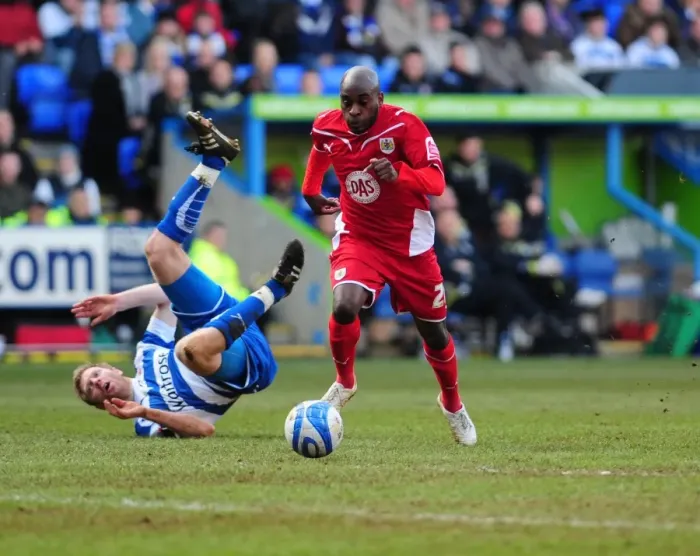 Framed Print : Bristol City's Jamal Campbell-Ryce Outruns Brynjar Gunnarsson: Reading vs. Bristol City, Championship 2010 Framed Print : Bristol City's Jamal Campbell-Ryce Outruns Brynjar Gunnarsson: Reading vs. Bristol City, Championship 2010
