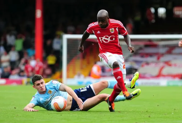Framed Print : Bristol City's Jamal Campbell-Ryce Outsmarts Hull City's Robert Brady in Championship Match (September 2011)