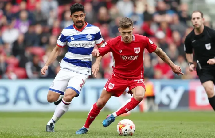 Framed Print : Bristol City's Jamie Paterson Evades Massimo Luongo of Queens Park Rangers during Sky Bet Championship Match