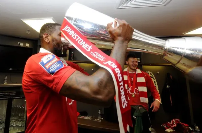 Framed Print : Bristol City's Jay Emmanuel-Thomas Celebrates Johnstone's Paint Trophy Victory with the Trophy Framed Print : Bristol City's Jay Emmanuel-Thomas Celebrates Johnstone's Paint Trophy Victory with the Trophy