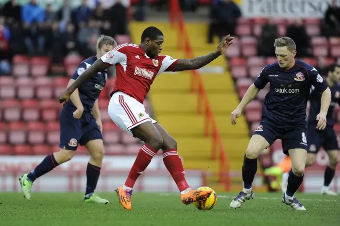 Framed Print : Bristol City's Jay Emmanuel-Thomas Evades Sam Mantom Challenge in Sky Bet League One Clash Framed Print : Bristol City's Jay Emmanuel-Thomas Evades Sam Mantom Challenge in Sky Bet League One Clash
