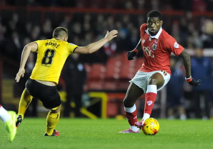 Framed Print : Bristol City's Jay Emmanuel-Thomas Evades Sammy Moore of AFC Wimbledon during Johnstone's Paint Trophy Match Framed Print : Bristol City's Jay Emmanuel-Thomas Evades Sammy Moore of AFC Wimbledon during Johnstone's Paint Trophy Match