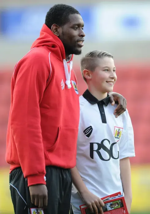 Framed Print : Bristol City's Jay Emmanuel-Thomas and Mascot Celebrate Sky Bet League One Victory at Swindon Town's County Ground