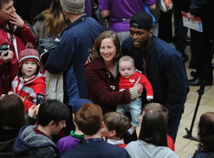 Framed Print : Bristol City's Jay Emmanuel-Thomas Mingles with Fans at Cabot Circus Framed Print : Bristol City's Jay Emmanuel-Thomas Mingles with Fans at Cabot Circus