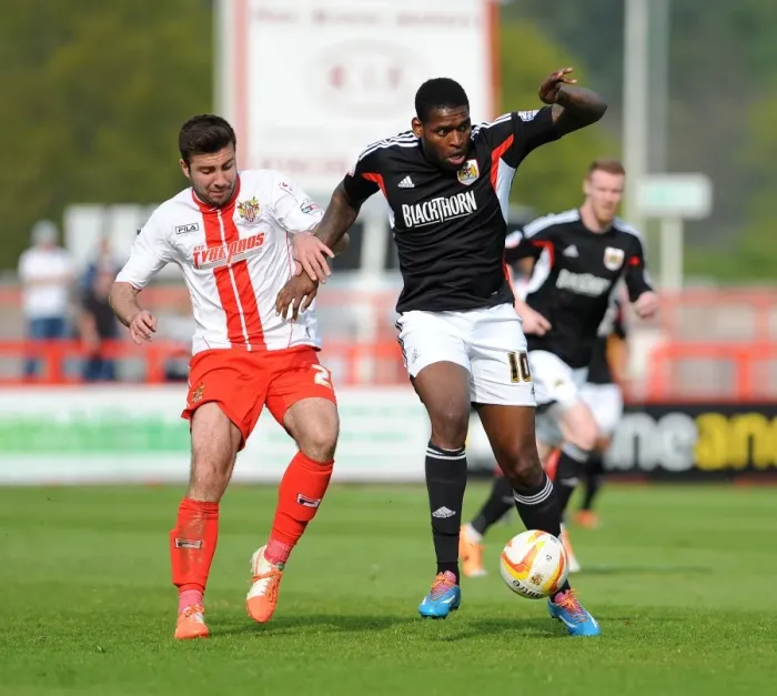 Framed Print : Bristol City's Jay Emmanuel-Thomas Outmuscles Sam Wedgbury in Stevenage Clash Framed Print : Bristol City's Jay Emmanuel-Thomas Outmuscles Sam Wedgbury in Stevenage Clash