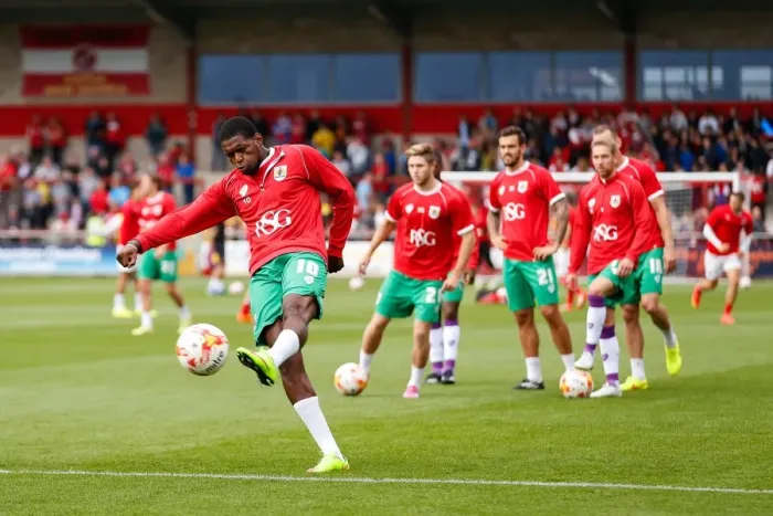 Framed Print : Bristol City's Jay Emmanuel-Thomas Prepares for Kickoff at Fleetwood Town's Highbury Stadium