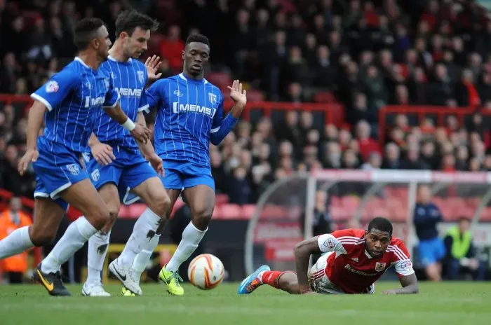 Framed Print : Bristol City's Jay Emmanuel-Thomas Surrounded by Gillingham Defenders during Sky Bet League One Match