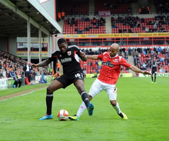 Framed Print : Bristol City's Jay Emmanuel-Thomas vs Walsall's Adam Chambers: Intense Battle on the Football Field Framed Print : Bristol City's Jay Emmanuel-Thomas vs Walsall's Adam Chambers: Intense Battle on the Football Field