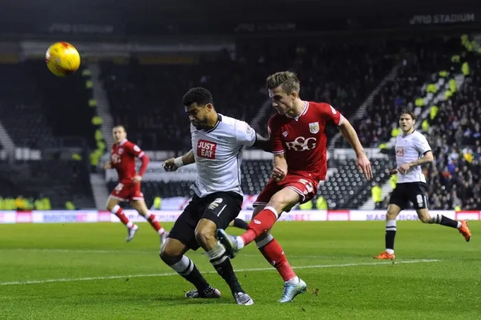 Framed Print : Bristol City's Joe Bryan Sends a Cross at Derby County, Sky Bet Championship (15 / 12 / 2015)