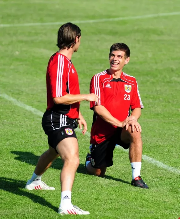 Framed Print : Bristol Citys Joe Edwards shares a joke with Bristol Citys Jamie McAllister