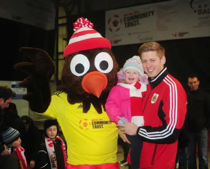 Framed Print : Bristol City's Jon Stead and Daughter Share a Moment with Scrumpy at Ashton Gate Framed Print : Bristol City's Jon Stead and Daughter Share a Moment with Scrumpy at Ashton Gate