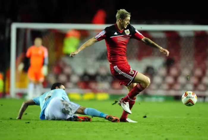 Framed Print : Bristol City's Jon Stead Slips Past Corry Evans of Hull City in Championship Clash Framed Print : Bristol City's Jon Stead Slips Past Corry Evans of Hull City in Championship Clash