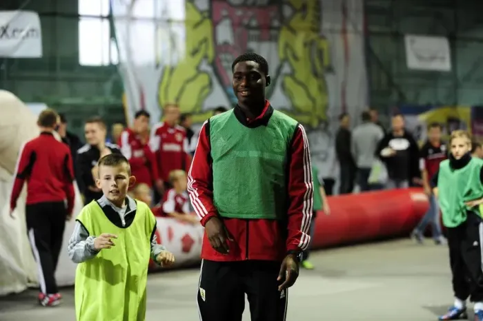 Framed Print : Bristol City's Jordan Wynter: Footballing in the Community During Sky Bet League One Match Against Colchester United (September 2013) Framed Print : Bristol City's Jordan Wynter: Footballing in the Community During Sky Bet League One Match Against Colchester United (September 2013)